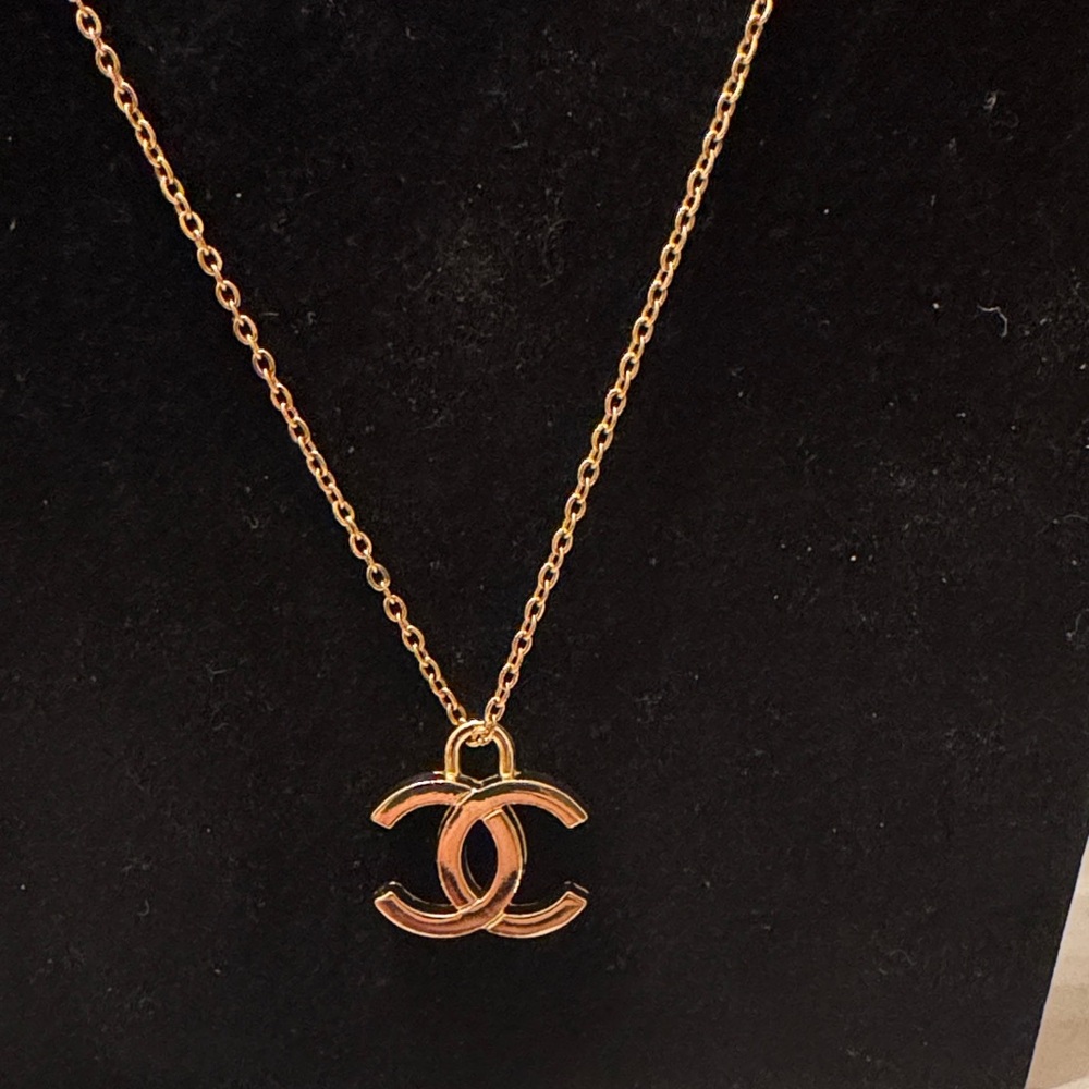 Necklace unbranded! I was told it’s a zipper pull I’m not sure looks very nice